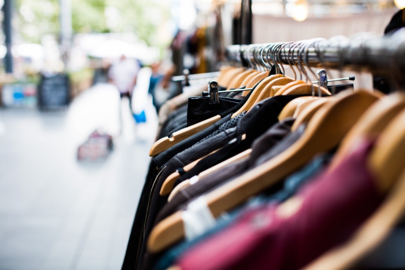 boutique-ST ZACHARIE-min_blur_close_up_focus_hanger_jacket_market_people_rack-1176303