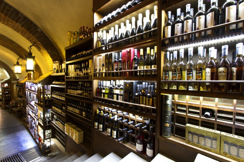 boutique-ST ZACHARIE-min_world_street_travel_shop_canon_georgia_wine_bottles-429767